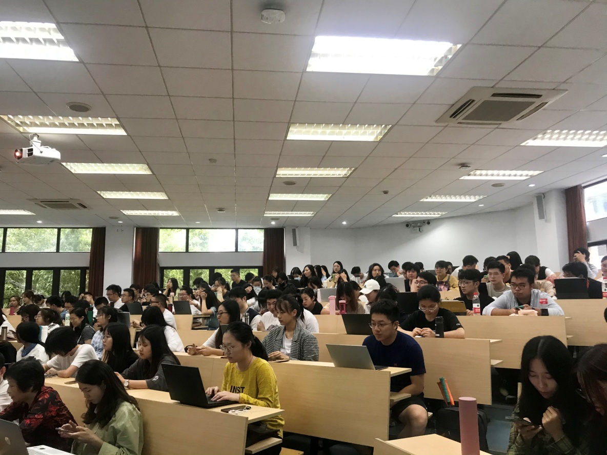 大厅里的人们 描述已自动生成