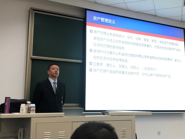 电脑前的人 描述已自动生成
