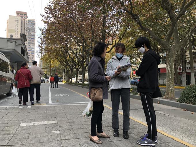 一些人在街道上走 描述已自动生成
